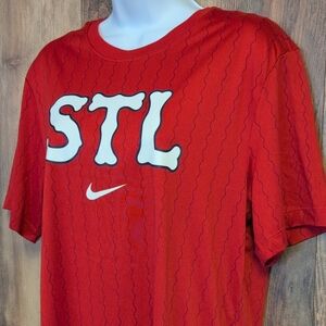 The Nike Tee Red MLB STL Cardinals Graphic Short Sleeve Unisex Tee M        C151